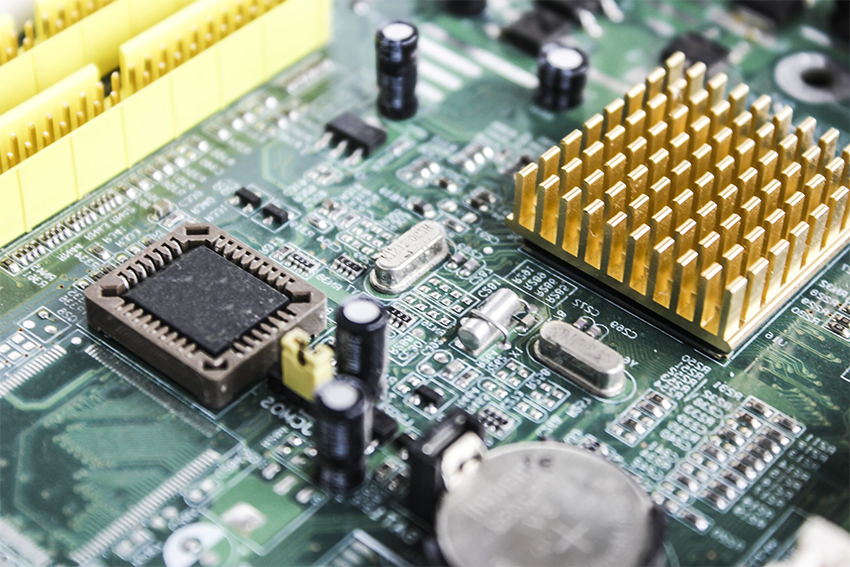 carte électronique sale de flux pour défluxage.webp